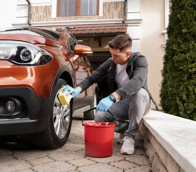 Lavage auto à domicile Épiais-lès-Louvres : professionnel intervenant sur un véhicule